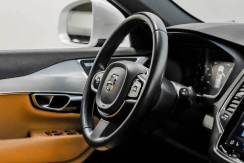 2017 Volvo XC90 T6 Momentum