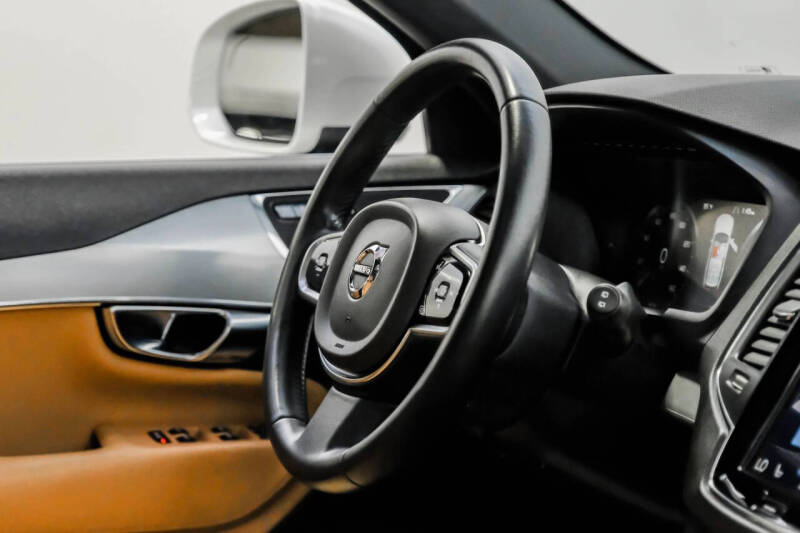 2017 Volvo XC90 T6 Momentum