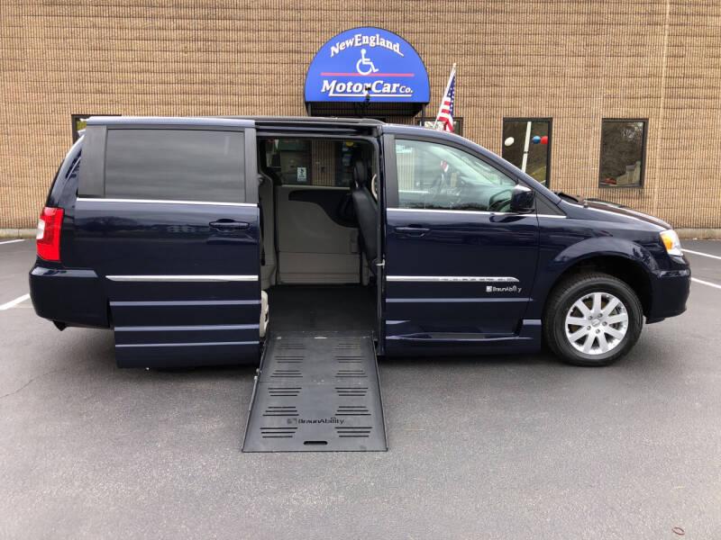 Used 2014 Chrysler Town & Country Touring with VIN 2C4RC1BG0ER443454 for sale in Hudson, NH