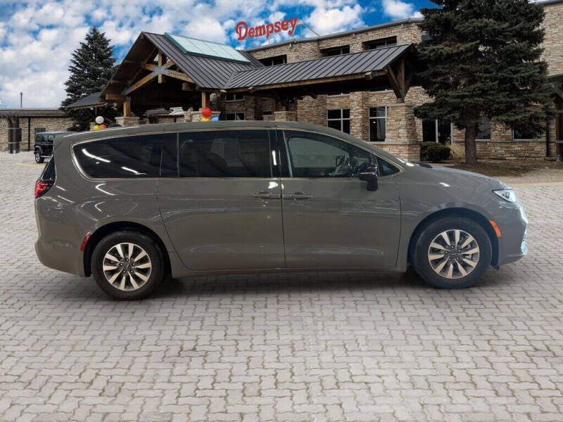2025 Chrysler Pacifica Plug-In Hybrid Select