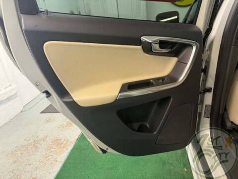 2013 Volvo XC60 T6 R-Design Platinum