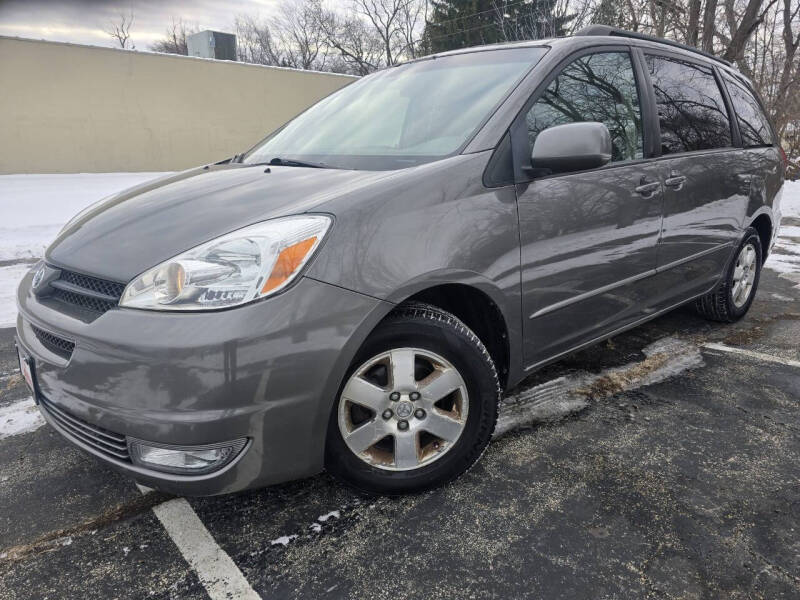 2004 Toyota Sienna for sale at Car Castle in Zion IL