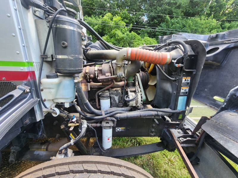 2005 Peterbilt 330