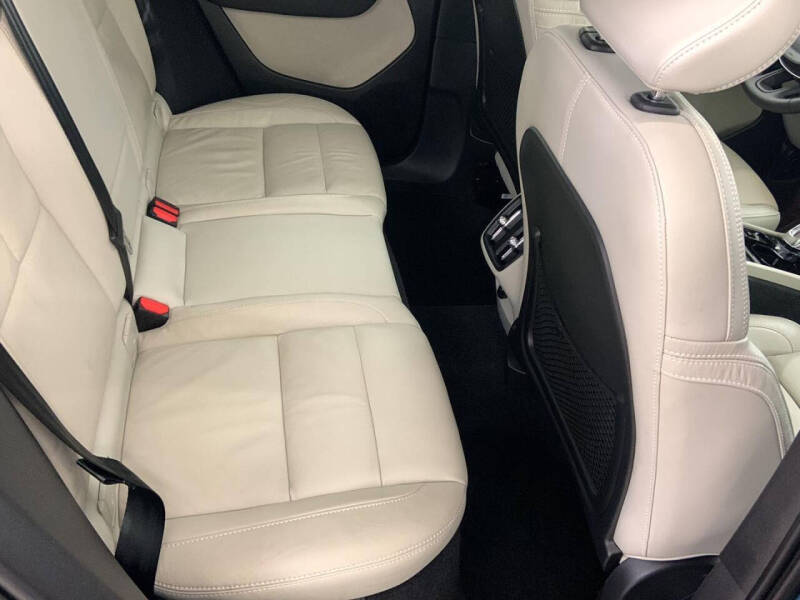 2023 Volvo XC40 B4 Ultimate Dark Theme