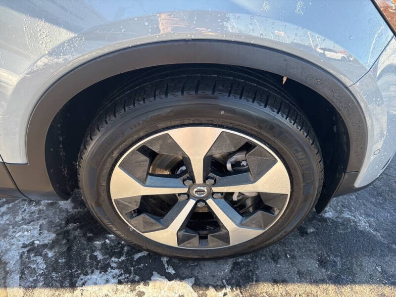 2025 Volvo XC40 B5 Plus Bright Theme