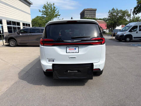 2024 Chrysler Pacifica Touring L