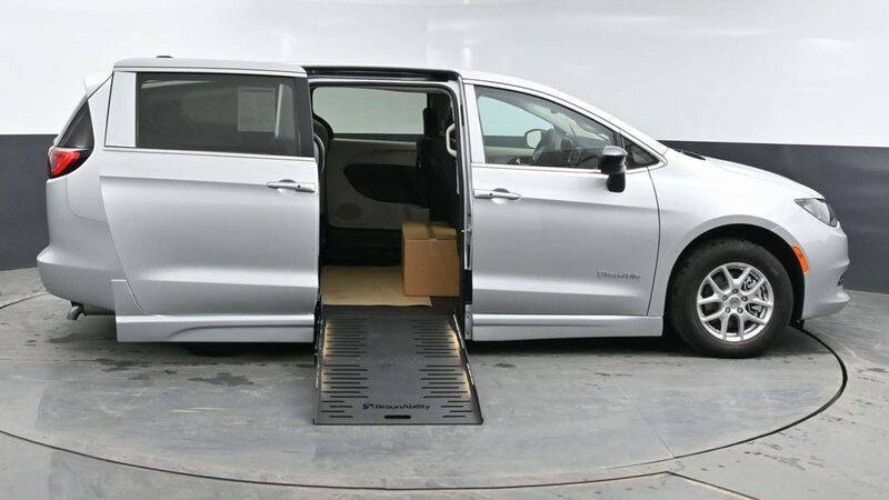 2024 Chrysler Voyager LX