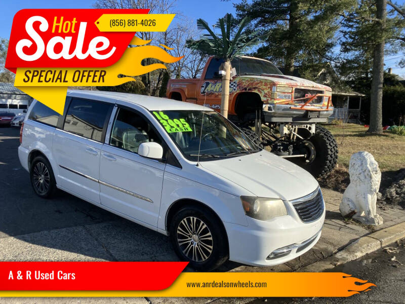 2014 Chrysler Town & Country S's photo