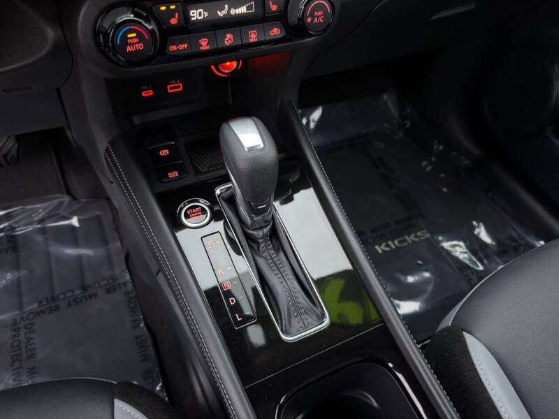 2023 Nissan Kicks SR