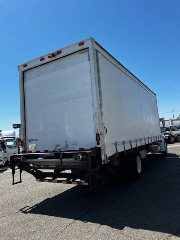 2018 Freightliner M2 106