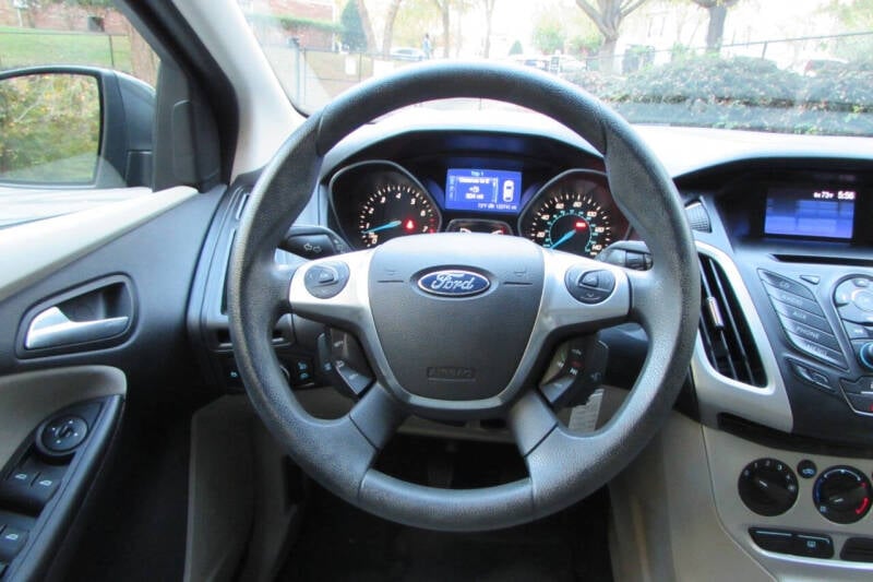 2013 Ford Focus SE photo 16