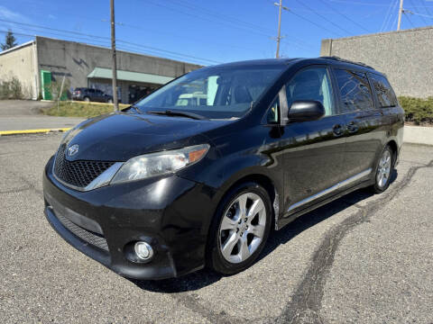 2012 Toyota Sienna SE 8-Passenger