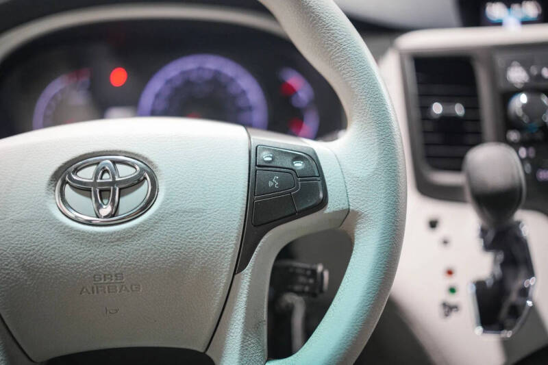 2013 Toyota Sienna LE 7-Passenger