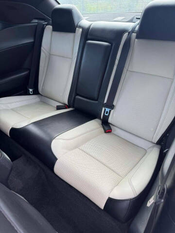 2015 Dodge Challenger SXT Plus