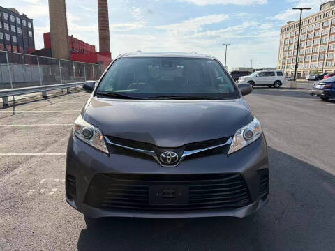 2018 Toyota Sienna LE 7-Passenger Auto Access Seat