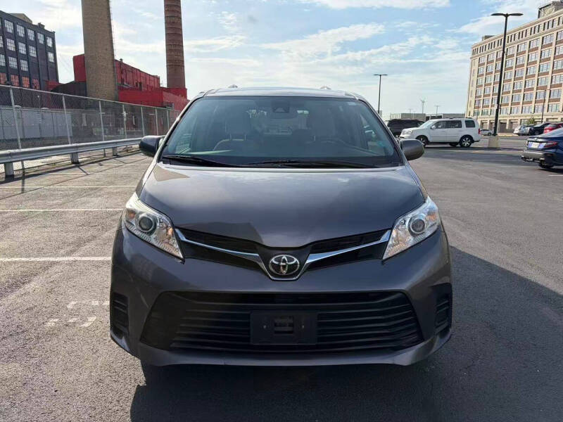 2018 Toyota Sienna LE 7-Passenger Auto Access Seat