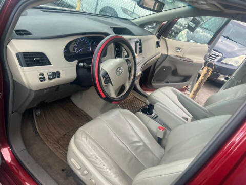 2011 Toyota Sienna XLE 7-Passenger Auto Access Seat