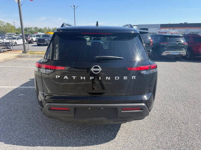 2025 Nissan Pathfinder SV