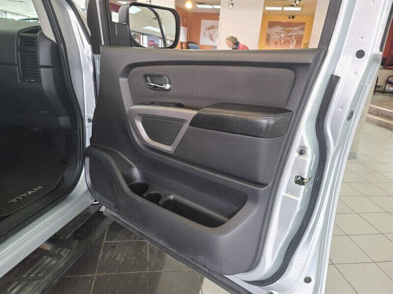 2015 Nissan Titan SV