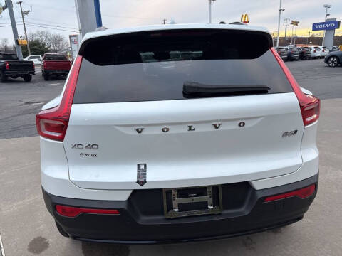 2025 Volvo XC40 B5 Plus Dark Theme
