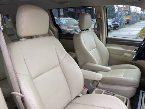 2010 Volkswagen Routan SE