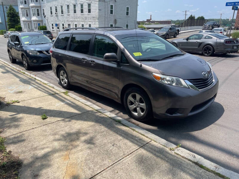 2014 Toyota Sienna LE 8-Passenger