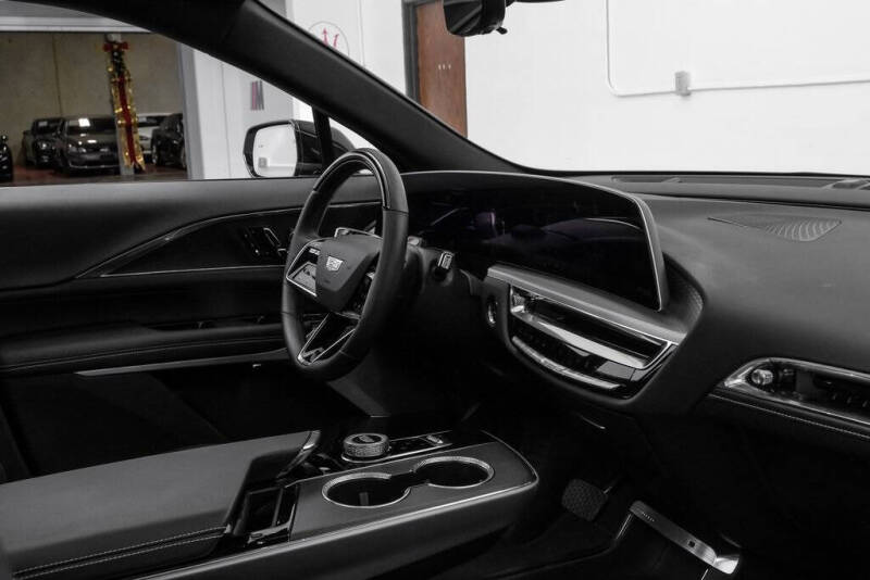 2024 Cadillac LYRIQ Luxury 3