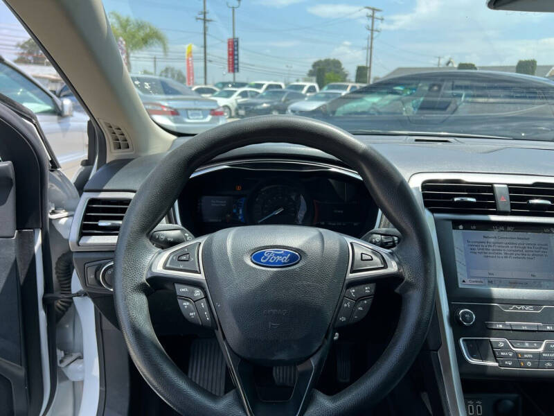 2019 Ford Fusion Hybrid SE photo 15