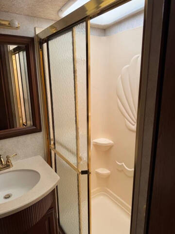 2004 Winnebago Adventurer