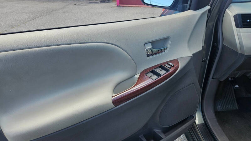 2014 Toyota Sienna XLE 7-Passenger Auto Access Seat