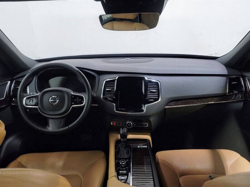 2016 Volvo XC90 T6 Momentum