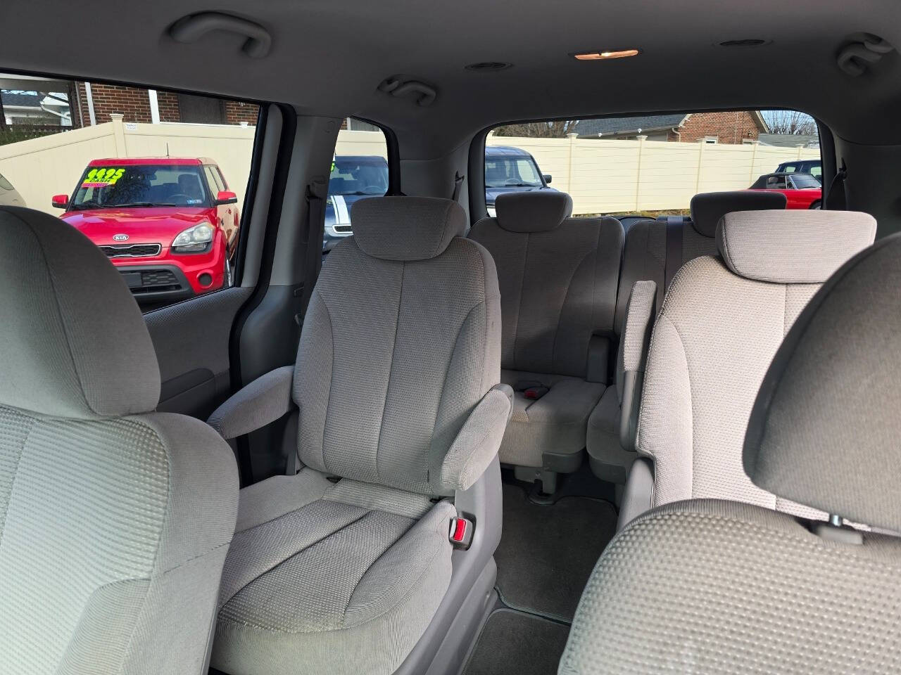 2008 Kia Sedona for sale at QUEENSGATE AUTO SALES in York, PA