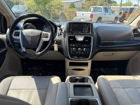 2016 Chrysler Town and Country LX