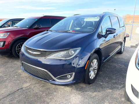 2019 Chrysler Pacifica for sale at Greg's Auto Sales in Poplar Bluff MO