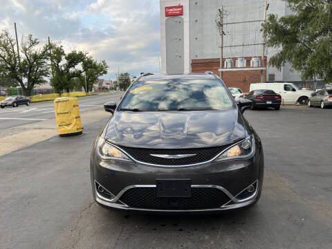 2017 Chrysler Pacifica Touring-L Plus