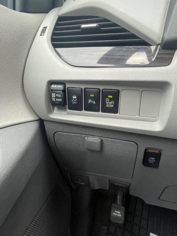 2017 Toyota Sienna XLE 7-Passenger Auto Access Seat