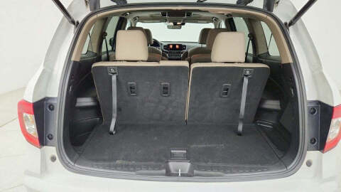 2022 Honda Pilot Touring w/Rear Captain's Chairs