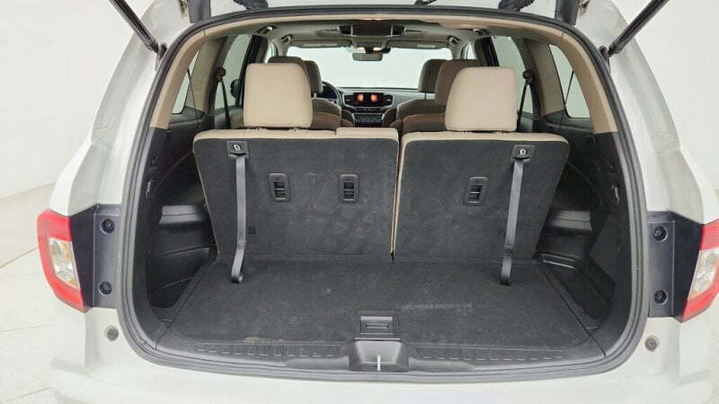 2022 Honda Pilot Touring w/Rear Captain's Chairs