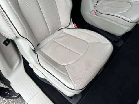 2017 Chrysler Pacifica Hybrid Platinum