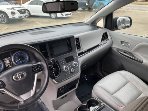 2017 Toyota Sienna XLE 8-Passenger