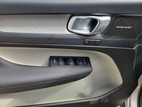 2024 Volvo XC40 B5 Ultimate Dark Theme