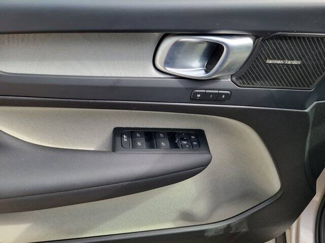 2024 Volvo XC40 B5 Ultimate Dark Theme