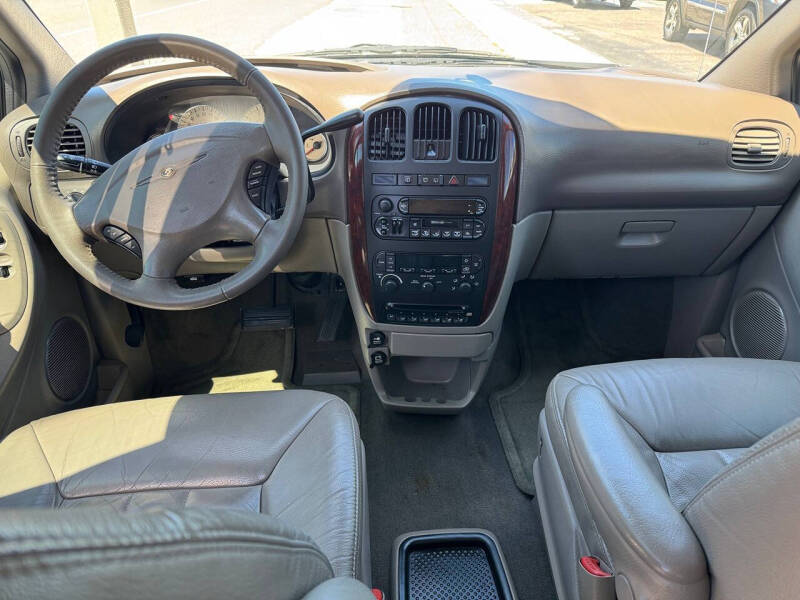 2003 Chrysler Town and Country LXi