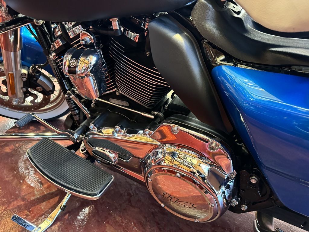 2021 Harley-Davidson® FLH - Electra Glide® Revi 12
