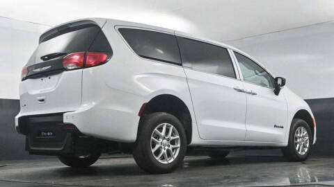 2025 Chrysler Voyager LX