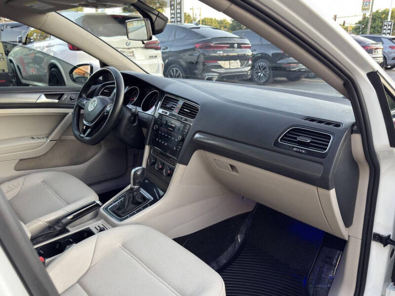 2019 Volkswagen Golf SE