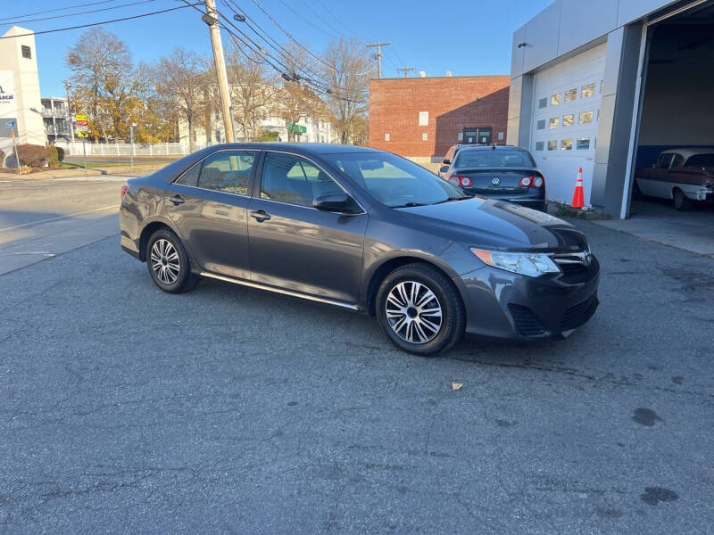 2014 Toyota Camry LE photo 9