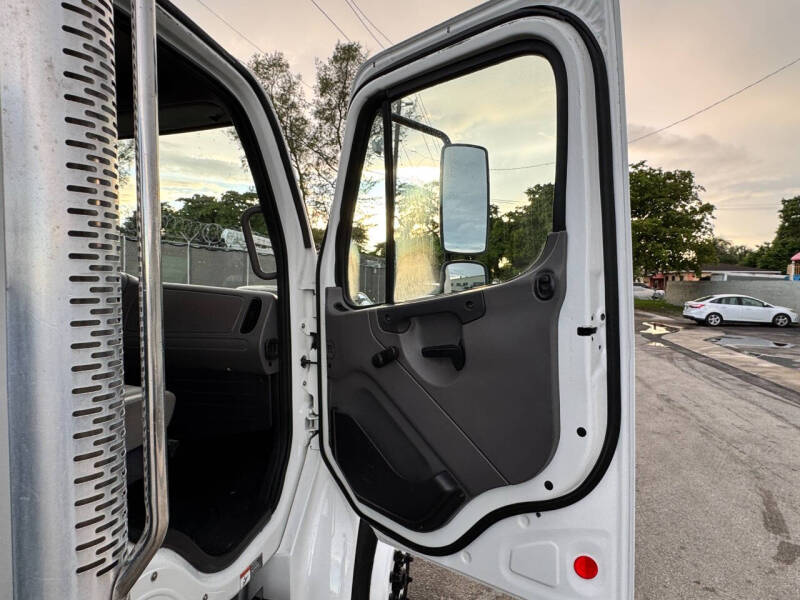 2018 Freightliner M2 106