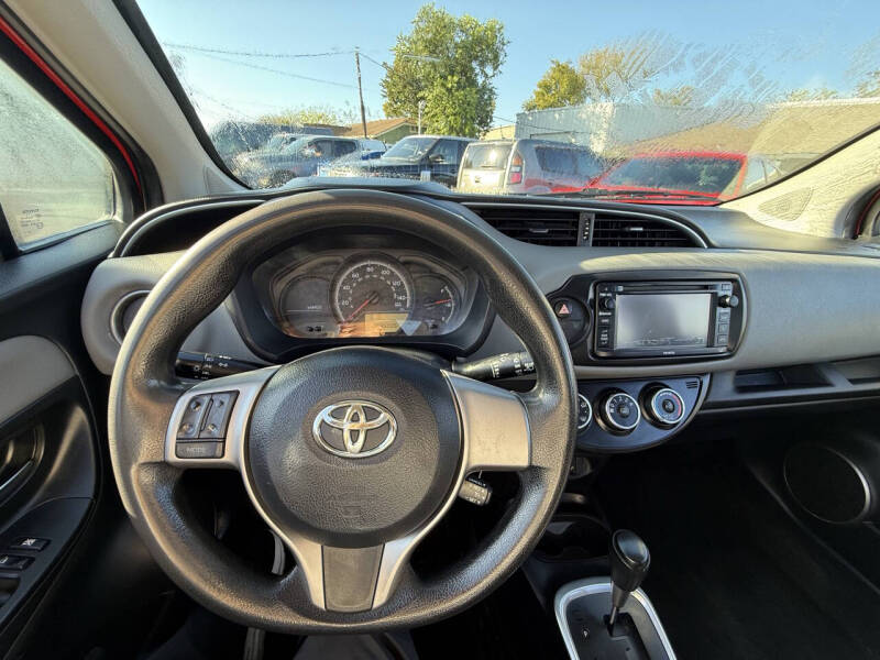 2016 Toyota Yaris 5-Door LE