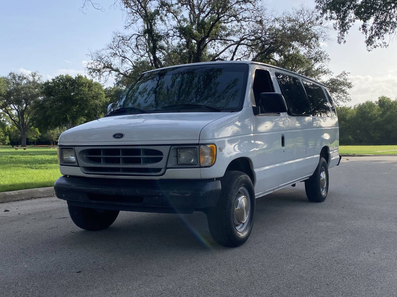 White 2000 Ford E-Series Van Rear-Wheel Drive 4-Speed Automatic